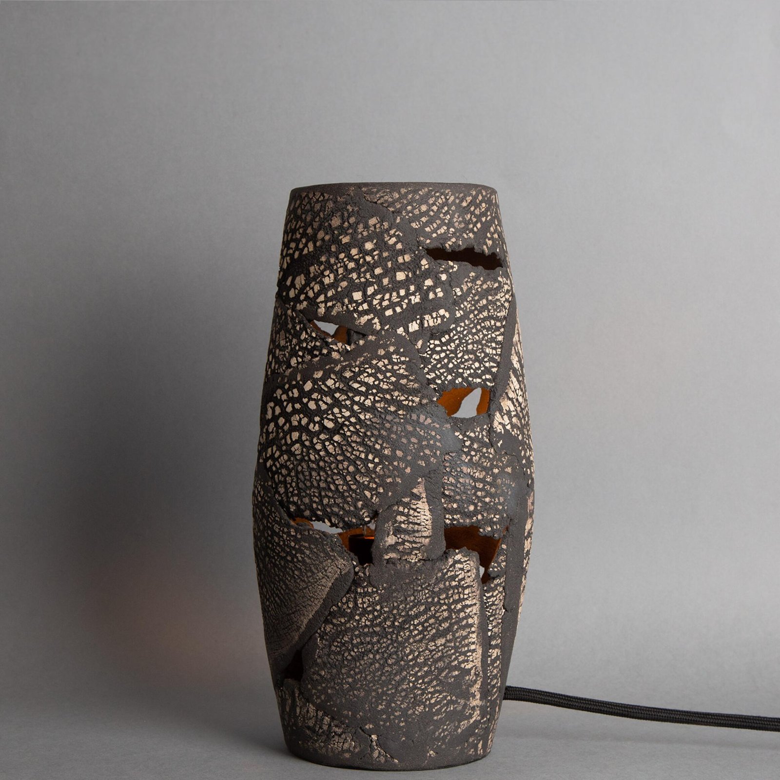 Carya Black Clay Ceramic Table Lamp - Image 3