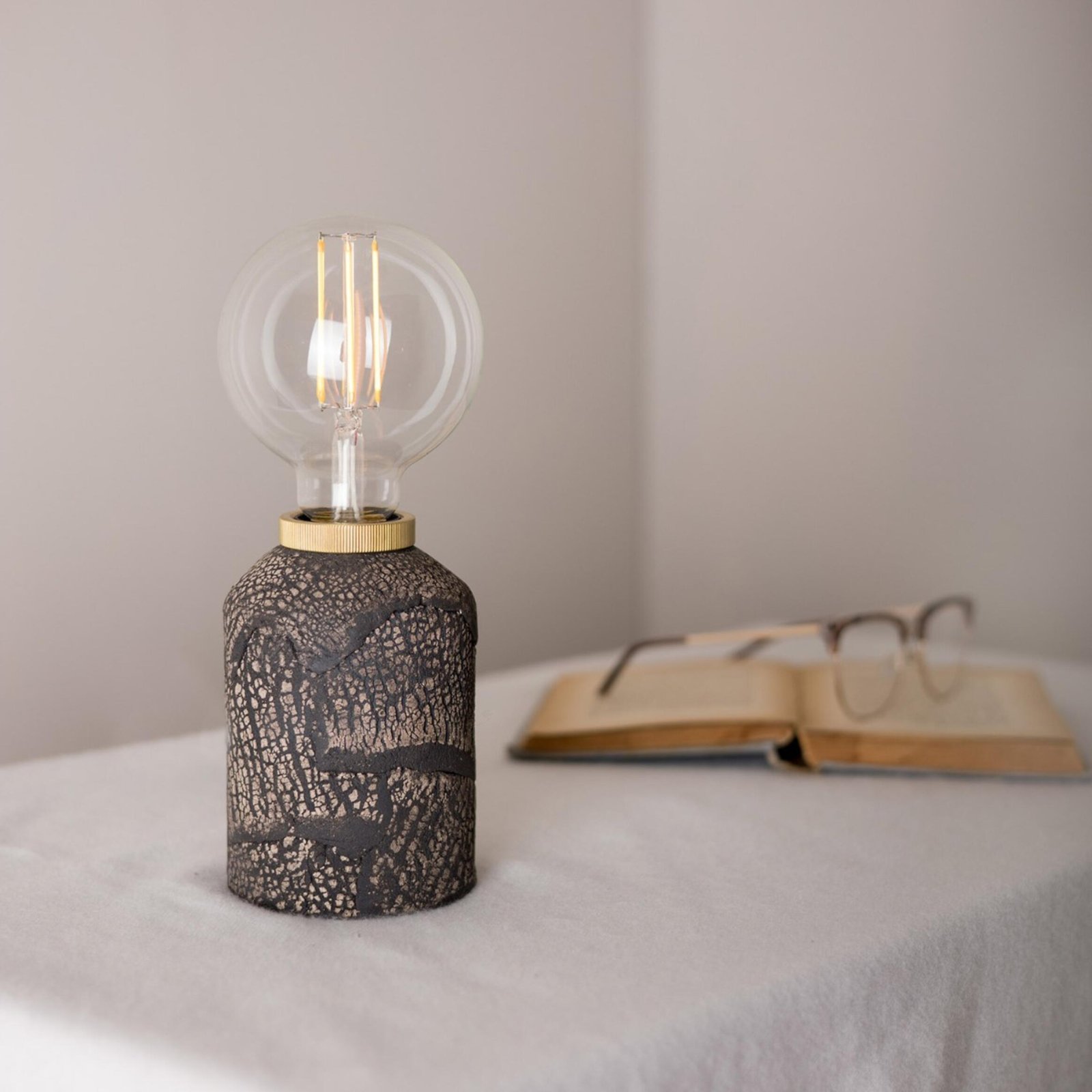 Bixa Black Clay Ceramic Table Lamp - Image 3